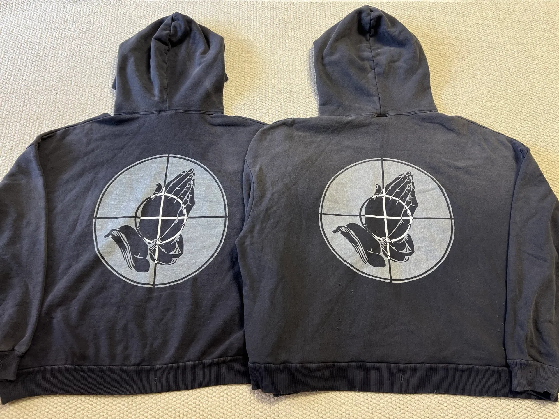 Pattern vs original SAINT Mxxxxxx × FEAR OF GOD FG_HOODIE/SNT OF GOD/BLK FOG joint model ETERNAL praying crosshair distressed hoodie. Washed black S-XL This season's hot and super popular joint model. The original version is the same. Spring and summer thin fabrics are comfortable on the upper body. The BOXY version with short fat and wide shoulder line is a fashion favorite. It has a high-end feel. Heavy washing and water fading technology. The horse is repositioned. Too much wear and damage and graffiti treatment. Correct version FOG co-branded main mark/wash mark/little angel mark